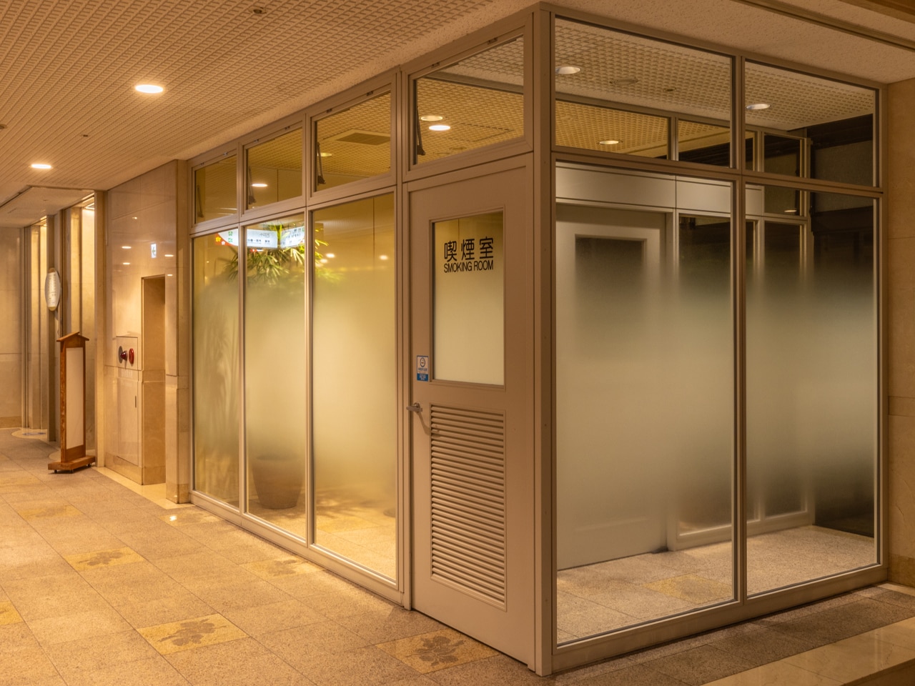 喫煙ブース（1階ロビー）